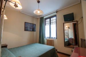 TV a/nebo společenská místnost v ubytování Hostal Ayestaran II