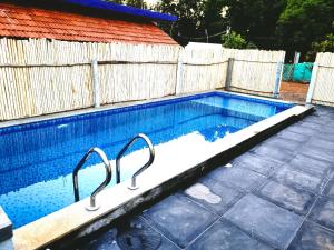 Bazén v ubytování Pondy Jungle Resort with Swimming pool nebo v jeho okolí