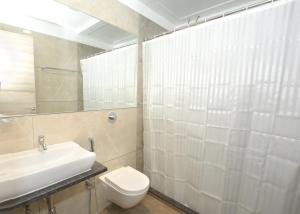 Koupelna v ubytování RAMAINn HOTEL