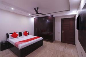 Postel nebo postele na pokoji v ubytování Hotel O Pari Residency