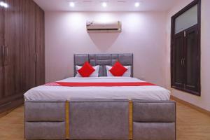 Postel nebo postele na pokoji v ubytování Hotel O Pari Residency
