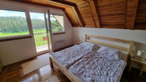 Posteľ alebo postele v izbe v ubytovaní Cottage right next to the forest with a beautiful view of the valley