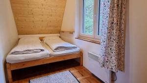 Posteľ alebo postele v izbe v ubytovaní Cottage right next to the forest with a beautiful view of the valley