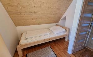 Posteľ alebo postele v izbe v ubytovaní Cottage right next to the forest with a beautiful view of the valley