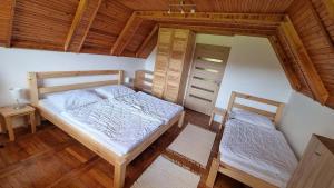 Posteľ alebo postele v izbe v ubytovaní Cottage right next to the forest with a beautiful view of the valley