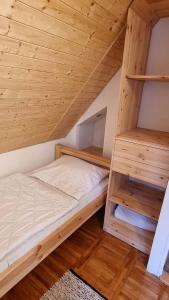 Posteľ alebo postele v izbe v ubytovaní Cottage right next to the forest with a beautiful view of the valley