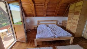 Posteľ alebo postele v izbe v ubytovaní Cottage right next to the forest with a beautiful view of the valley