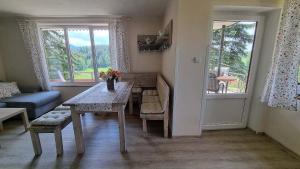 Posedenie v ubytovaní Cottage right next to the forest with a beautiful view of the valley