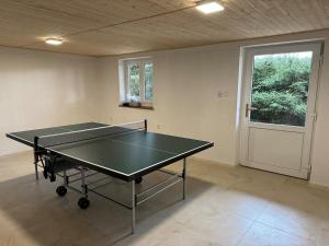 Stolný tenis v ubytovaní Cottage right next to the forest with a beautiful view of the valley alebo v jeho okolí