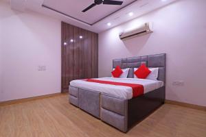 Postel nebo postele na pokoji v ubytování Hotel O Pari Residency