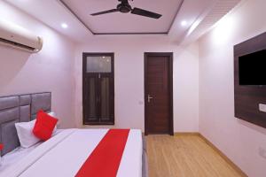 Postel nebo postele na pokoji v ubytování Hotel O Pari Residency