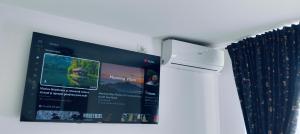 un poster su un muro accanto a una tenda di Central Lux 2 camere-parcare gratuita, check-in cifru a Piteşti Altre 45 foto