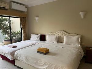 Un dormitorio con dos camas con almohadas blancas. en majestic cloud villa, en Pattaya South 2 fotos más