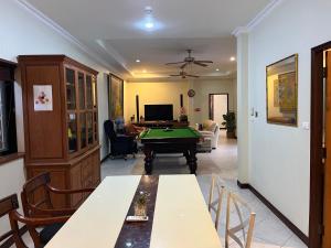 Una sala de estar con una mesa de ping pong. en majestic cloud villa, en Pattaya South