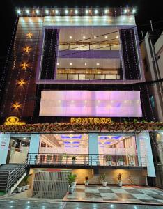 兰奇Pavitram Hotel & Banquet的侧面有标志的建筑物