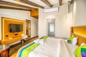 Ένα ή περισσότερα κρεβάτια σε δωμάτιο στο Deep Hotel