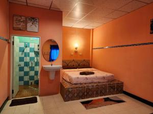 沙敦Ingpha Room For Rent的一间带床、水槽和厕所的卧室
