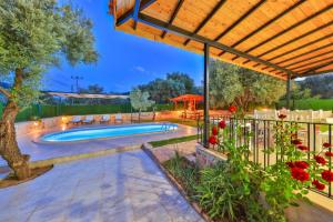 Бассейн в Villa Candan Kaş или поблизости