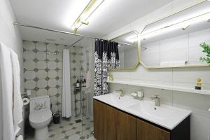 ein Badezimmer mit Waschbecken, Toilette und Dusche in der Unterkunft Jian Hanok in Seoul + 38 Fotos