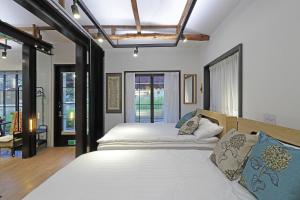 ein Schlafzimmer mit einem großen Bett mit weißen Laken und Kissen in der Unterkunft Jian Hanok in Seoul