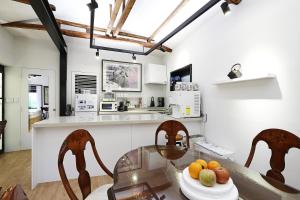 eine Küche mit einem Glastisch mit Obst darauf in der Unterkunft Jian Hanok in Seoul