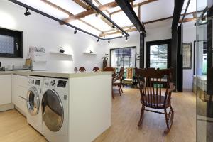 eine Küche mit Waschmaschine und Trockner im Zimmer in der Unterkunft Jian Hanok in Seoul