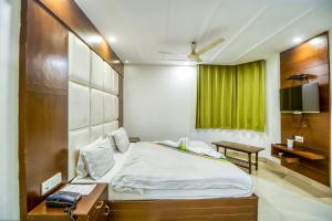 Ένα ή περισσότερα κρεβάτια σε δωμάτιο στο Deep Hotel