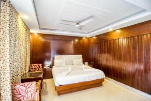 Ένα ή περισσότερα κρεβάτια σε δωμάτιο στο Deep Hotel