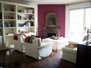 バジーリオにあるElena's Homeのリビングルーム(白い椅子2脚、暖炉付)