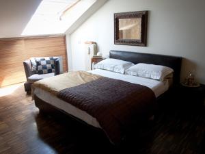 バジーリオにあるElena's Homeのベッドルーム(大型ベッド1台、椅子付)