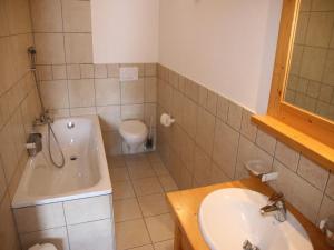 ヴェゾナにあるWelcoming apartment with viewsの洗面台、浴槽、トイレを備えたバスルーム +24枚の写真