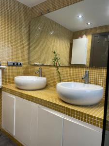 two sinks on a counter in a bathroom at Bonito apartamento en Aguadulce in Aguadulce