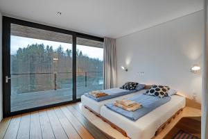Rúm í herbergi á Idyllische Seeblick-Apartments - Auszeit am Thaler See Garten Graz