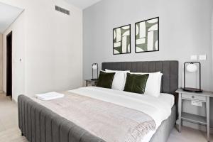 Postel nebo postele na pokoji v ubytování Silkhaus Chic 1BDR at Najmat Near Reem Central Park + 7 fotografií