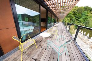 Svalir eða verönd á Idyllische Seeblick-Apartments - Auszeit am Thaler See Garten Graz