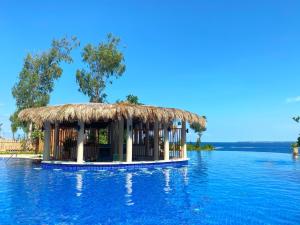 Bazén v ubytování Belmont Hotel Mactan nebo v jeho okolí