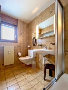 リーダーアルプにあるAdler Residenz 14の洗面台とトイレ付きのバスルーム