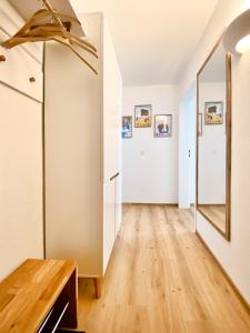 リーダーアルプにあるAdler Residenz 14の鏡付きのリビングルーム