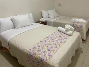 2 letti posti uno accanto all'altro in una stanza di Casita Cocoa a Santa Cruz Huatulco Altre 6 foto