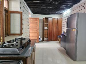 Η κουζίνα ή μικρή κουζίνα στο Hello Rafiki House - Stonetown