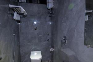 Hotel Aishwarya的一间浴室