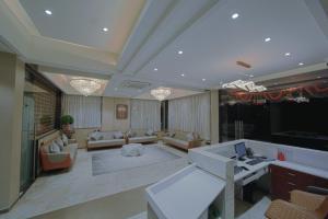 AkalkotHotel Aishwarya的配有沙发和电视的大客厅