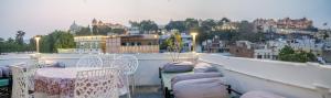 ウダイプールにあるFootprint Hostel Udaipurのバルコニー(テーブル、椅子付)