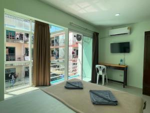 Μια τηλεόραση ή/και κέντρο ψυχαγωγίας στο SHERRY'S Guest House