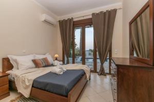 Postel nebo postele na pokoji v ubytování Artemis Oasis Villa with private Pool