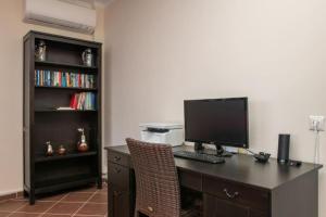 TV a/nebo společenská místnost v ubytování Artemis Oasis Villa with private Pool