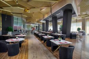 青岛银沙滩温德姆至尊酒店餐厅或其他用餐的地方