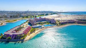 延布Kempinski Hotel & Resort Sariya Yanbu Red Sea的海滩度假村的鸟瞰图