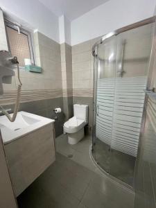 een badkamer met een toilet, een wastafel en een douche bij Maritina Apartments in Ixia