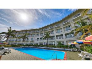 un grand bâtiment avec une piscine devant dans l'établissement Miyuki Hamabaru Resort - Vacation STAY 13397v, à Atsutabaru